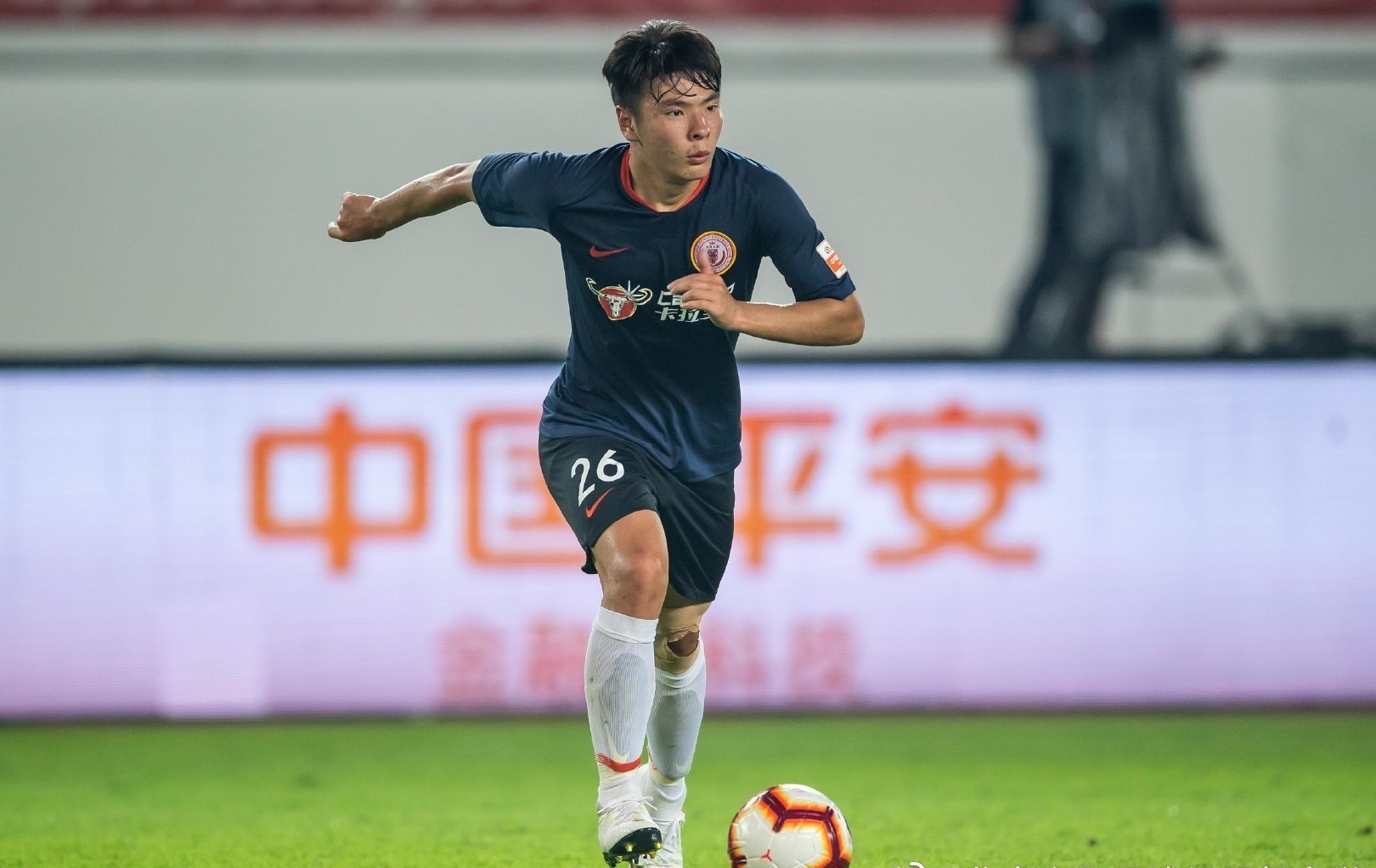 包含北京人和客场战胜深圳佳兆业，排名稳定的词条