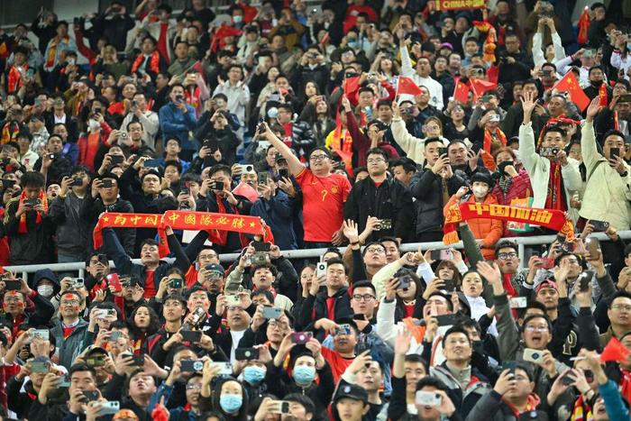 看点十足的比赛现场，球迷欢呼声不断