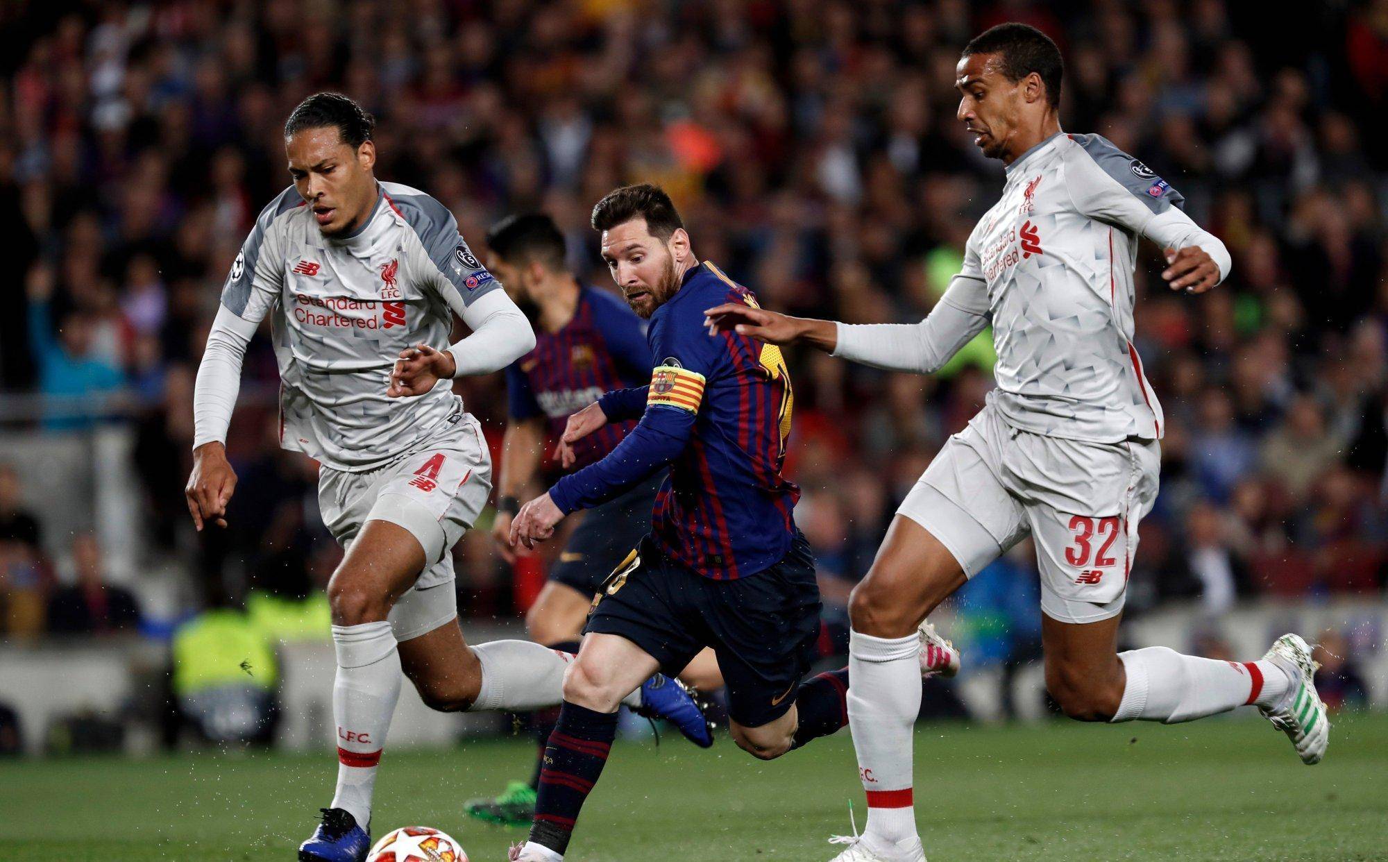 足球比赛激烈角逐，各队全力以赴