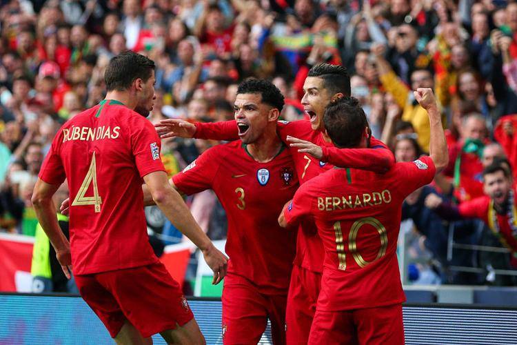 比赛胜负难分,球场上的竞争异常激烈 比赛胜负难分,球场上的竞争异常激烈