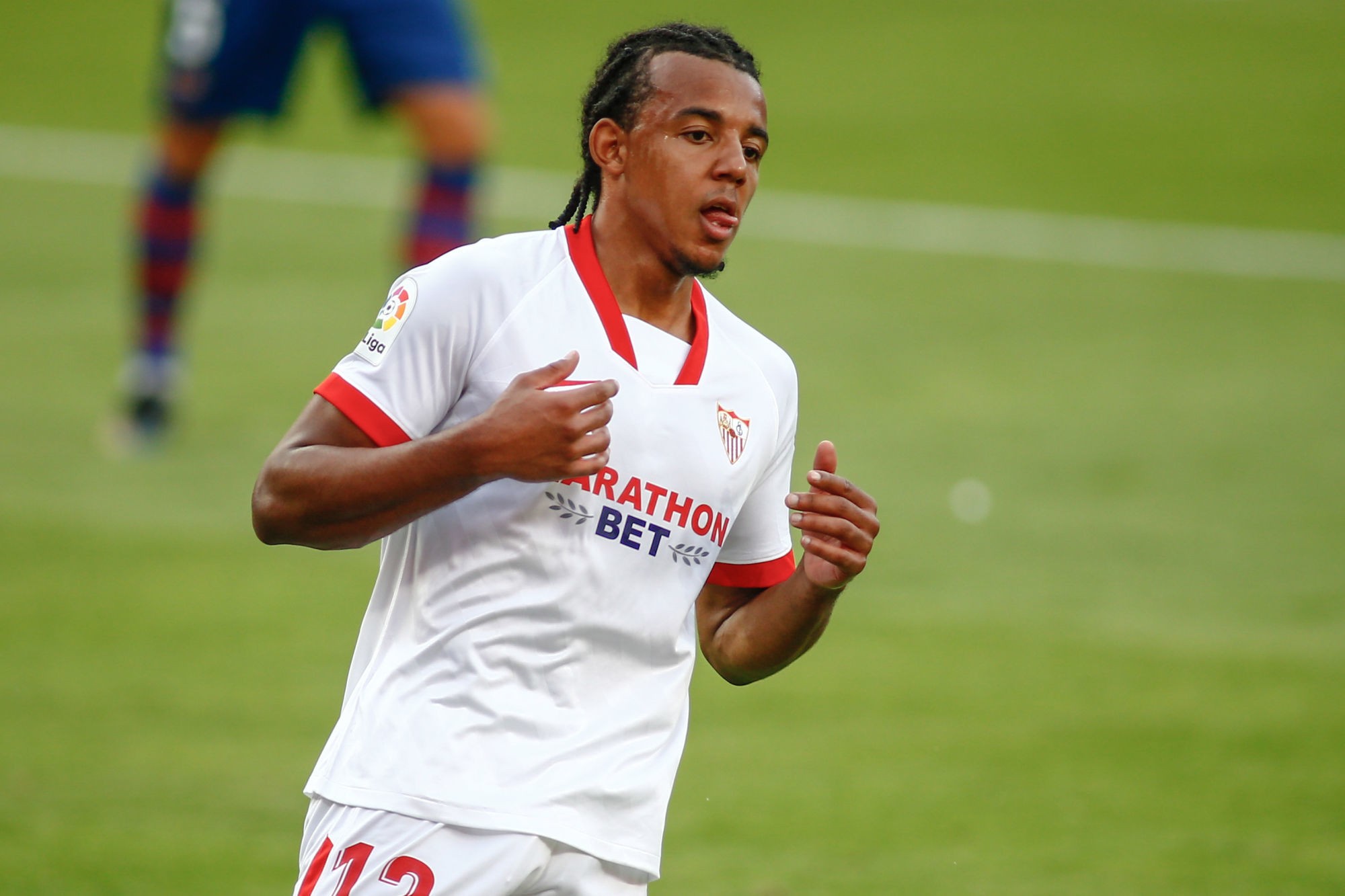 开云体育下载-塞维利亚后卫严防死守，守住比赛结果