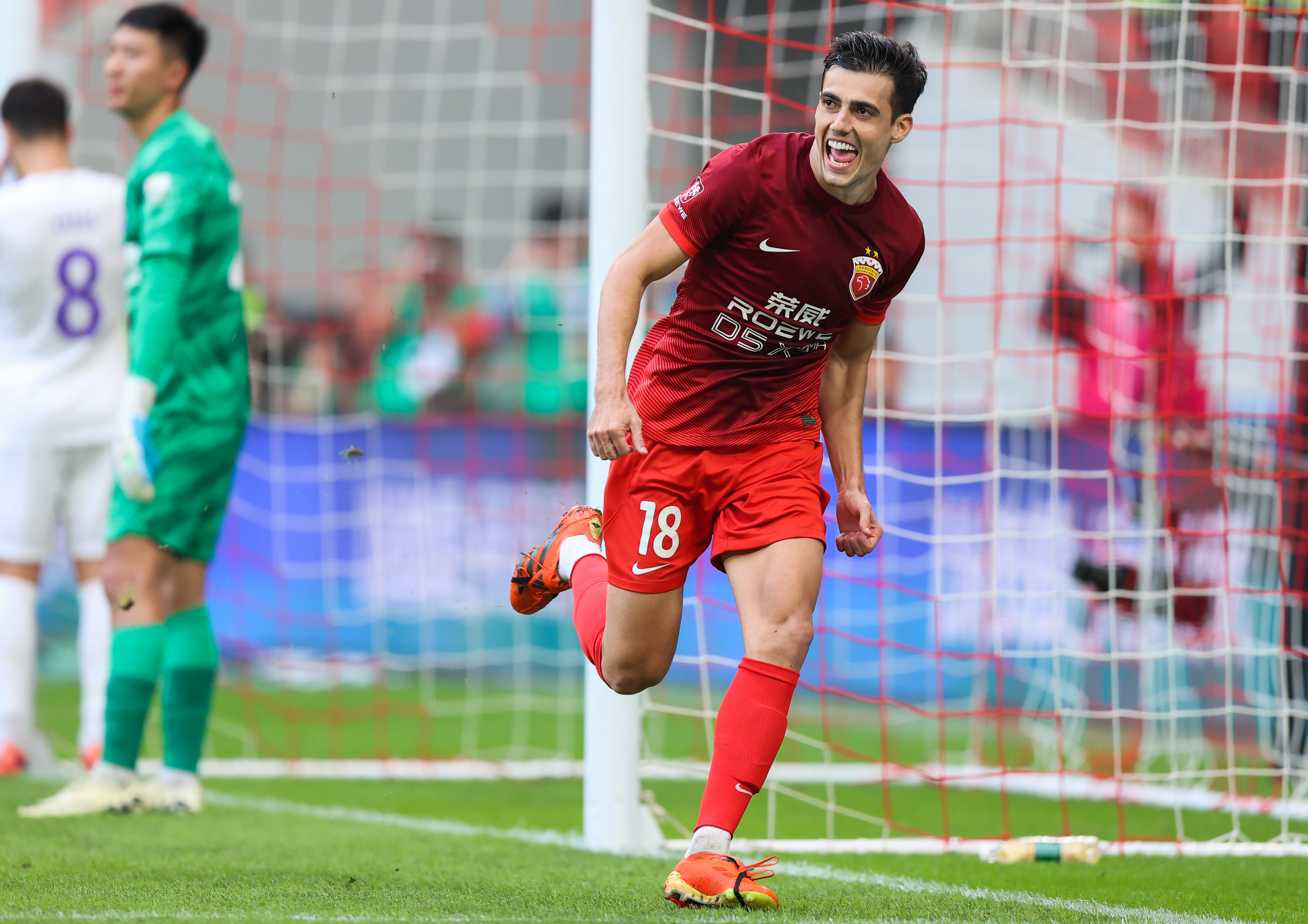 恒大客场击败申花，取得三分