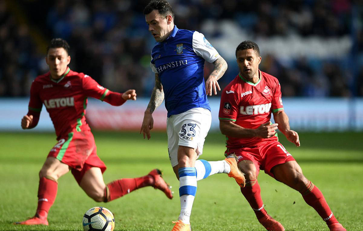 包含布莱克本主场惊险，逆袭取胜继续领跑的词条