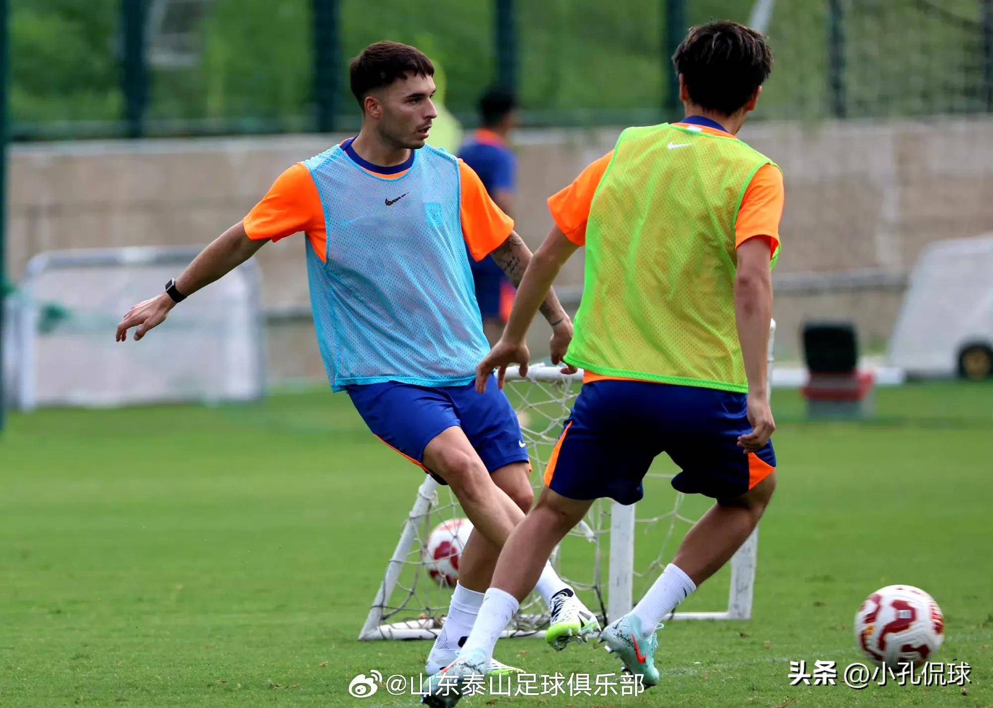 足球盛事充满悬念，球员展现绝技