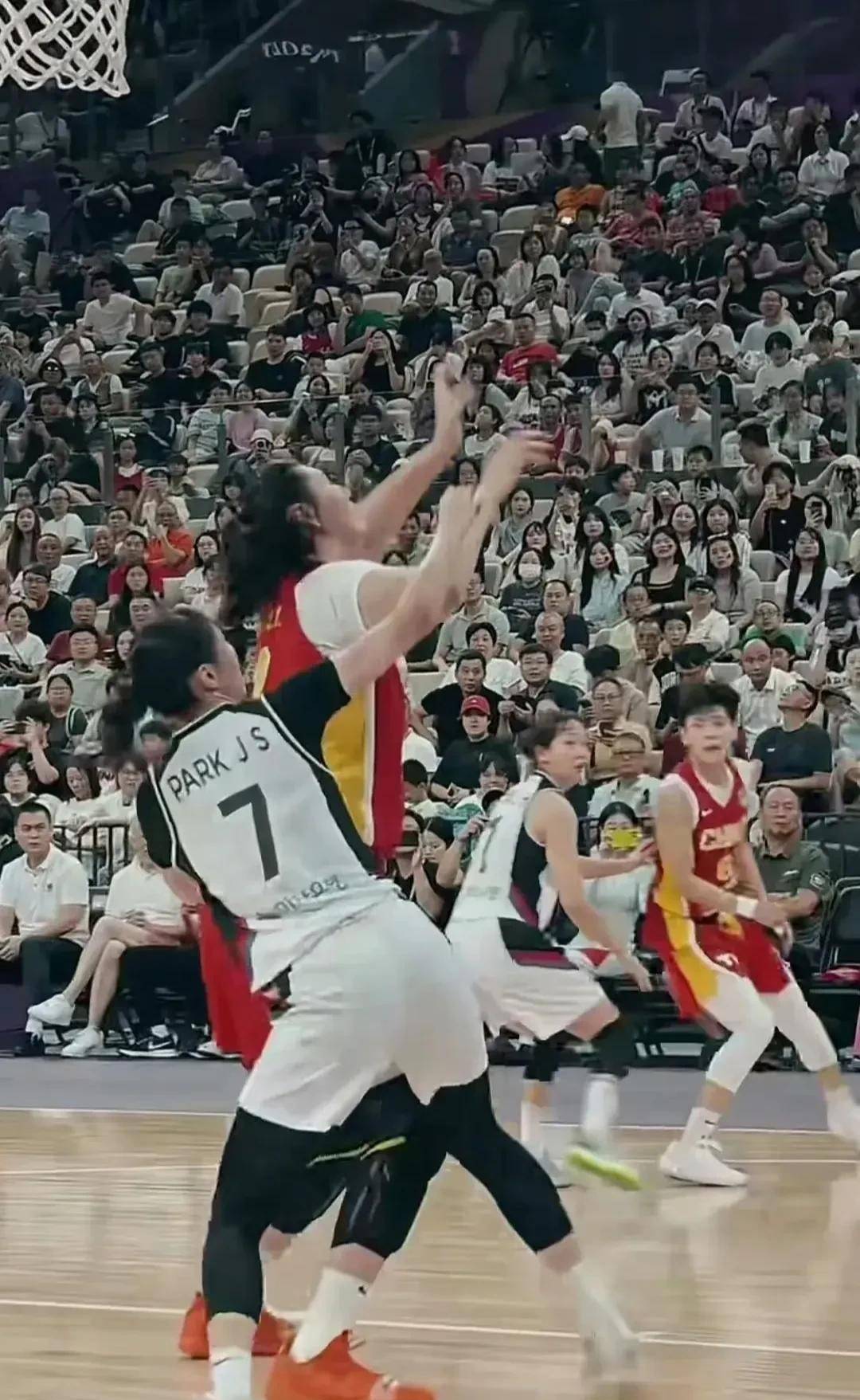 开云官网-谁是最强者？体育巨星间的激烈较量