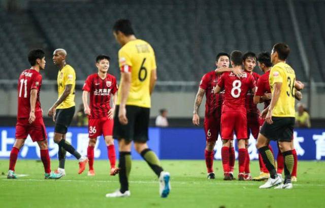 上港豪取八连胜，稳坐积分榜榜首