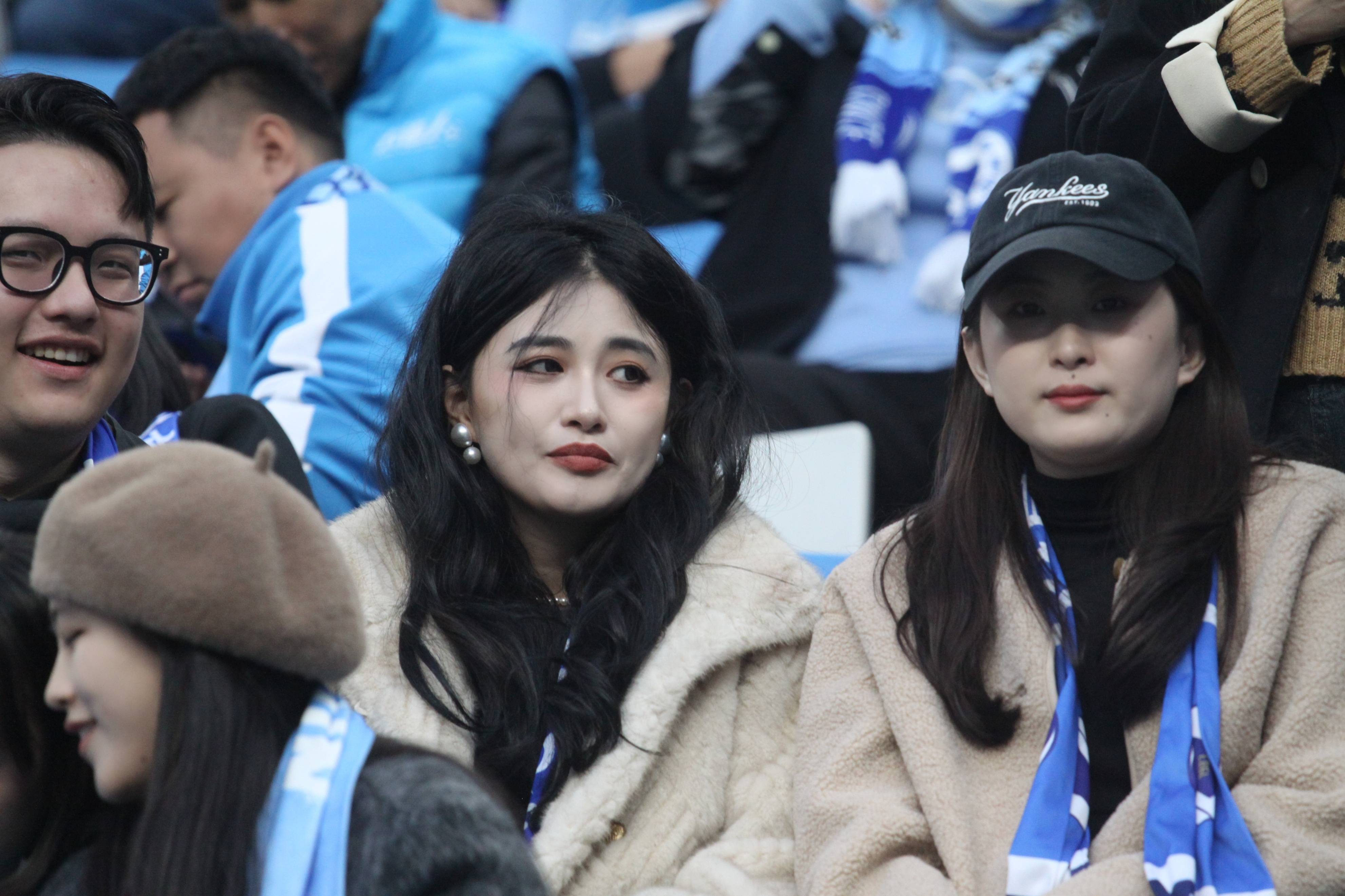 精彩瞬间回顾,球迷沉浸其中的简单介绍 精彩瞬间回顾,球迷沉浸其中的简单介绍