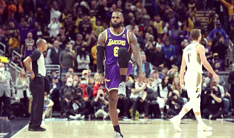 湖人大胜步行者，詹姆斯表现抢眼