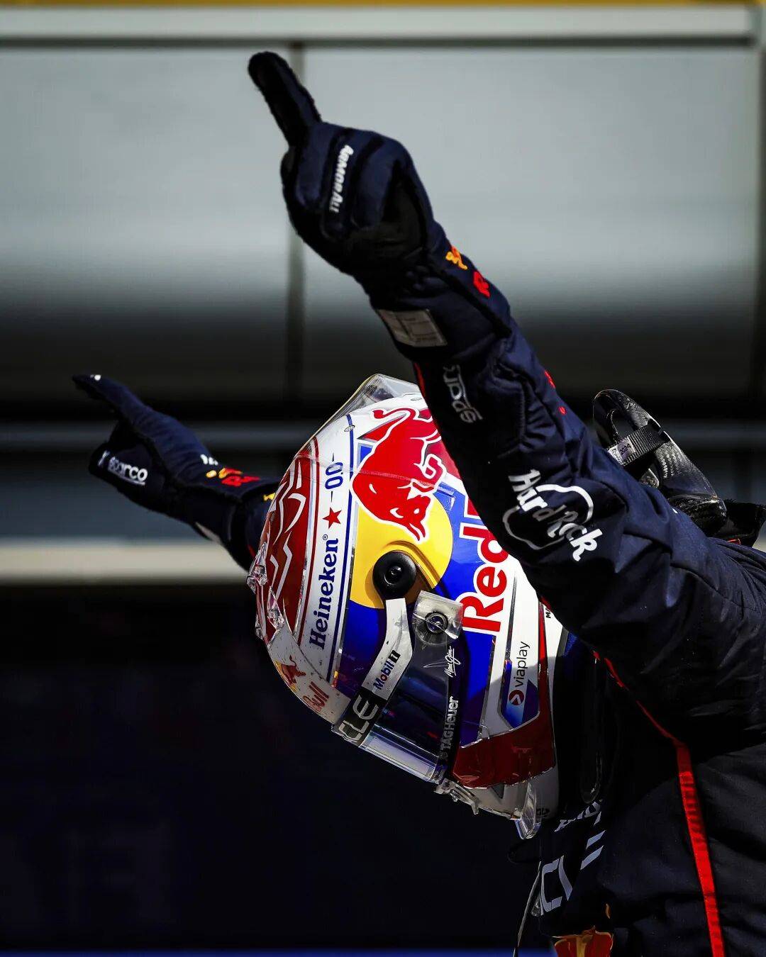 开云体育-哈斯车队鏖战红牛二队，皮亚斯特里惊艳四座