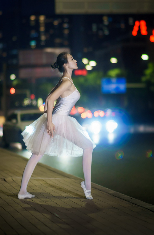 开云APP-锋刃破长空，英格拉姆的持续杀伤与雷霆鹈鹕的鏖战棋局